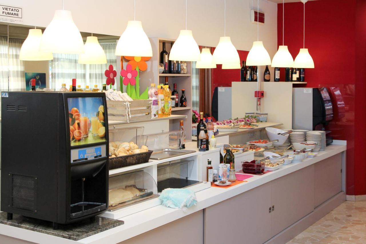Hotel Dear Rimini Bagian luar foto