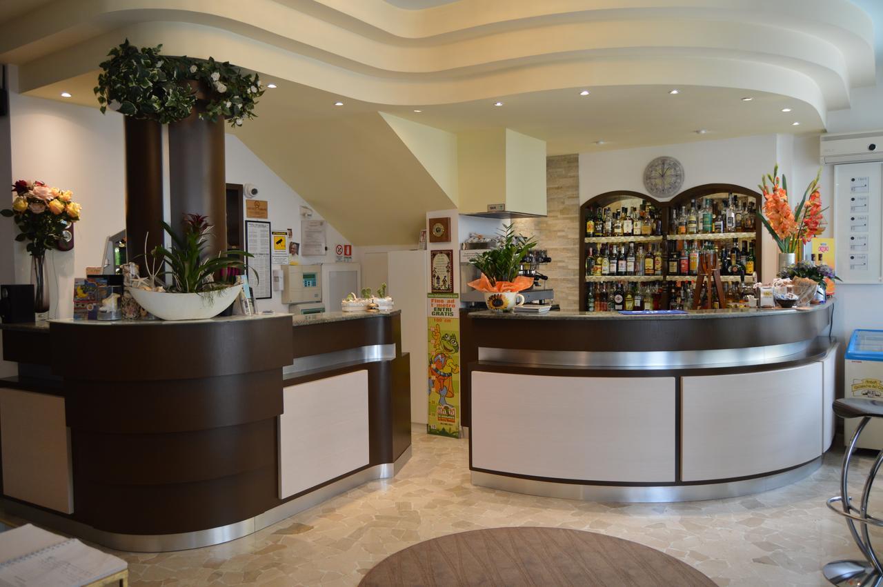 Hotel Dear Rimini Bagian luar foto